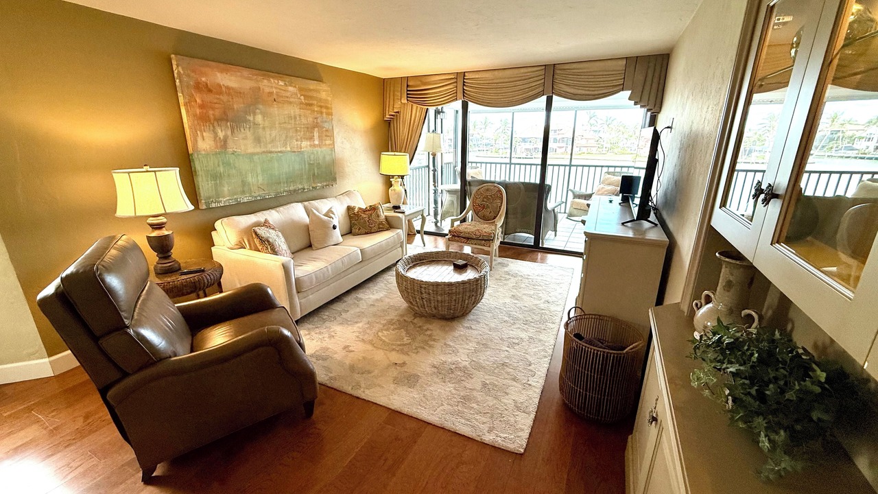 Photo of Livingroom in Vanderbilt Beach