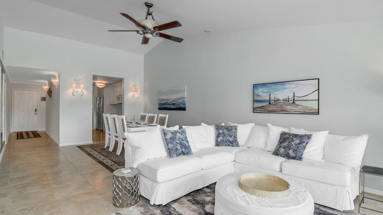 Photo of Livingroom in Imperial Golf Estates