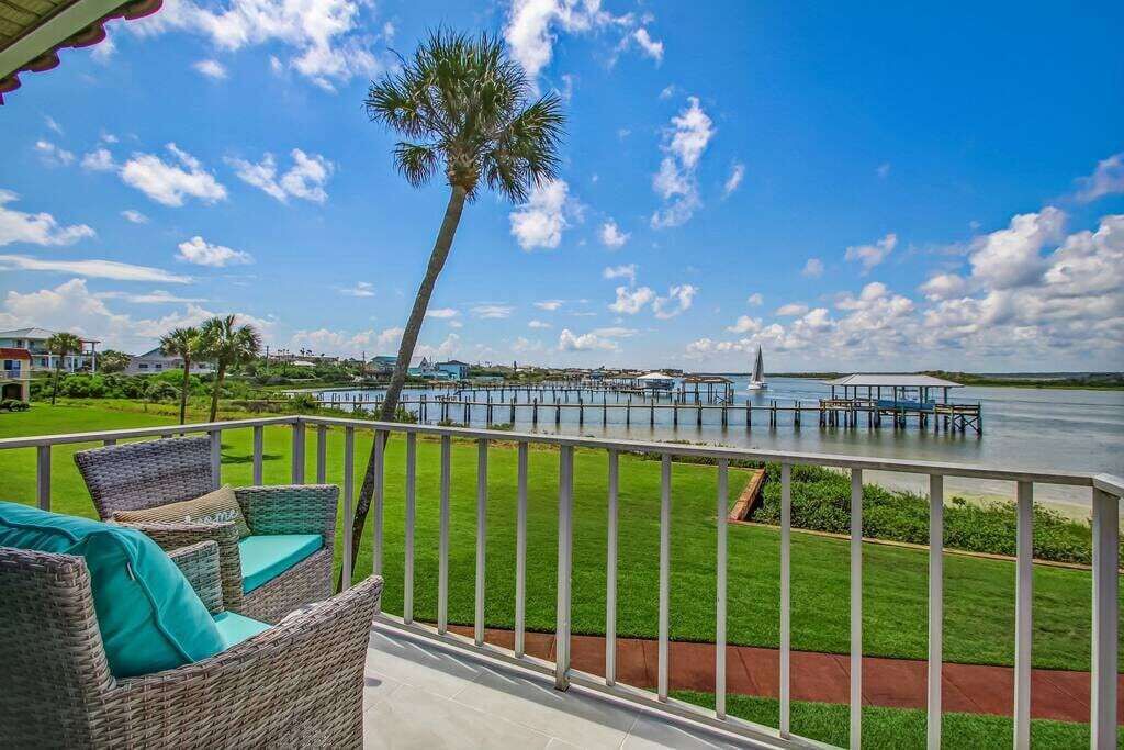 Photo of Patio Balcony in Crescent Beach