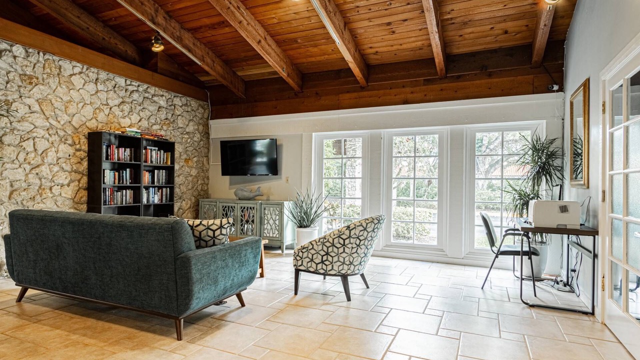 Photo of Livingroom in Park Shore