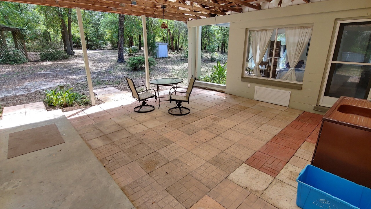 Photo of Patio Balcony in Putnam Hall