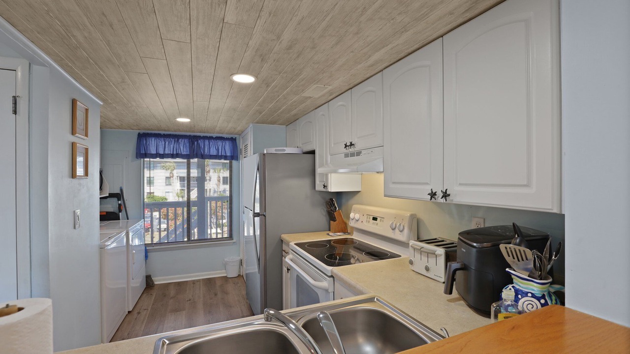 Photo of Kitchen in Oceanmarsh Subdivision