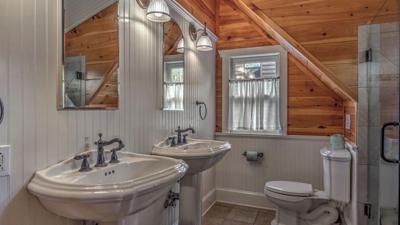 Photo of Bathroom in McCaysville