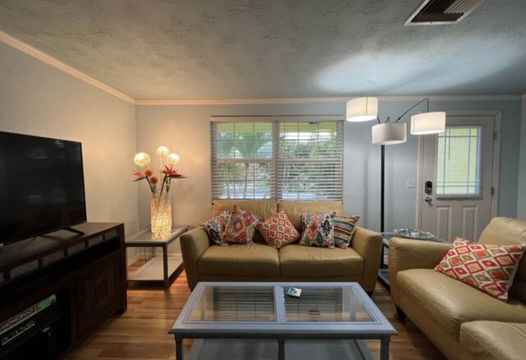 Photo of Livingroom in Lake Shore Estates