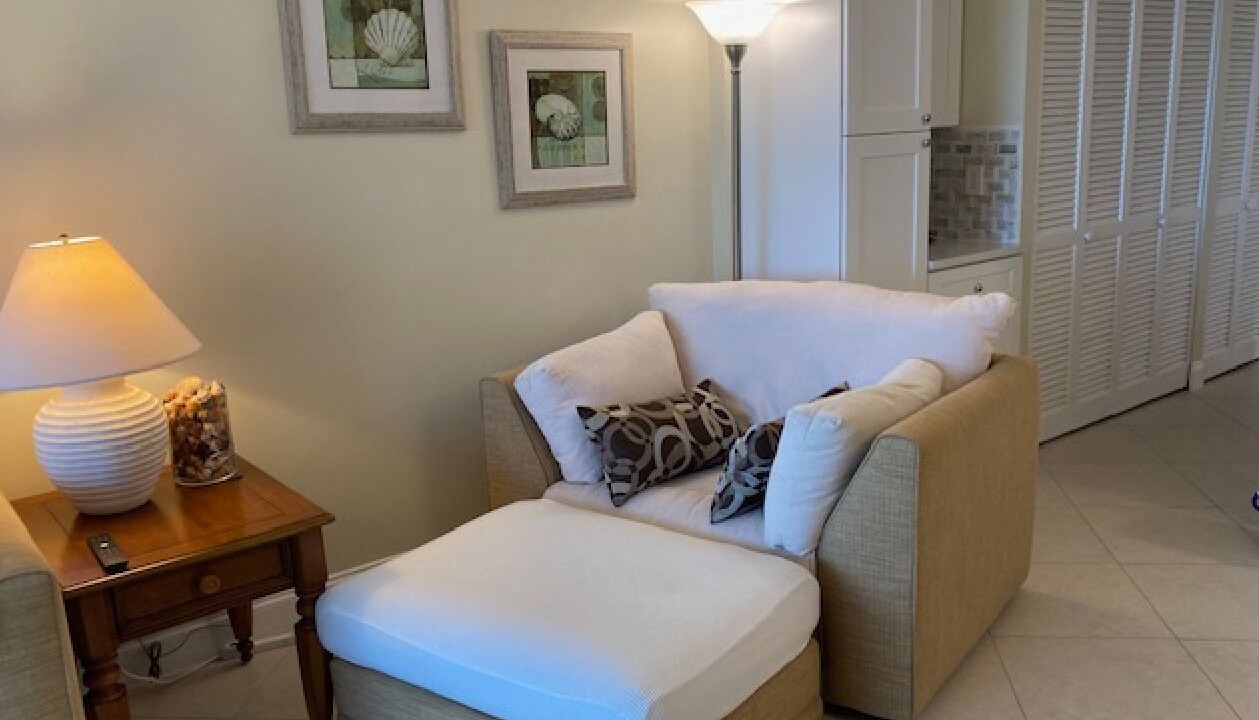 Photo of Livingroom in Vanderbilt Beach