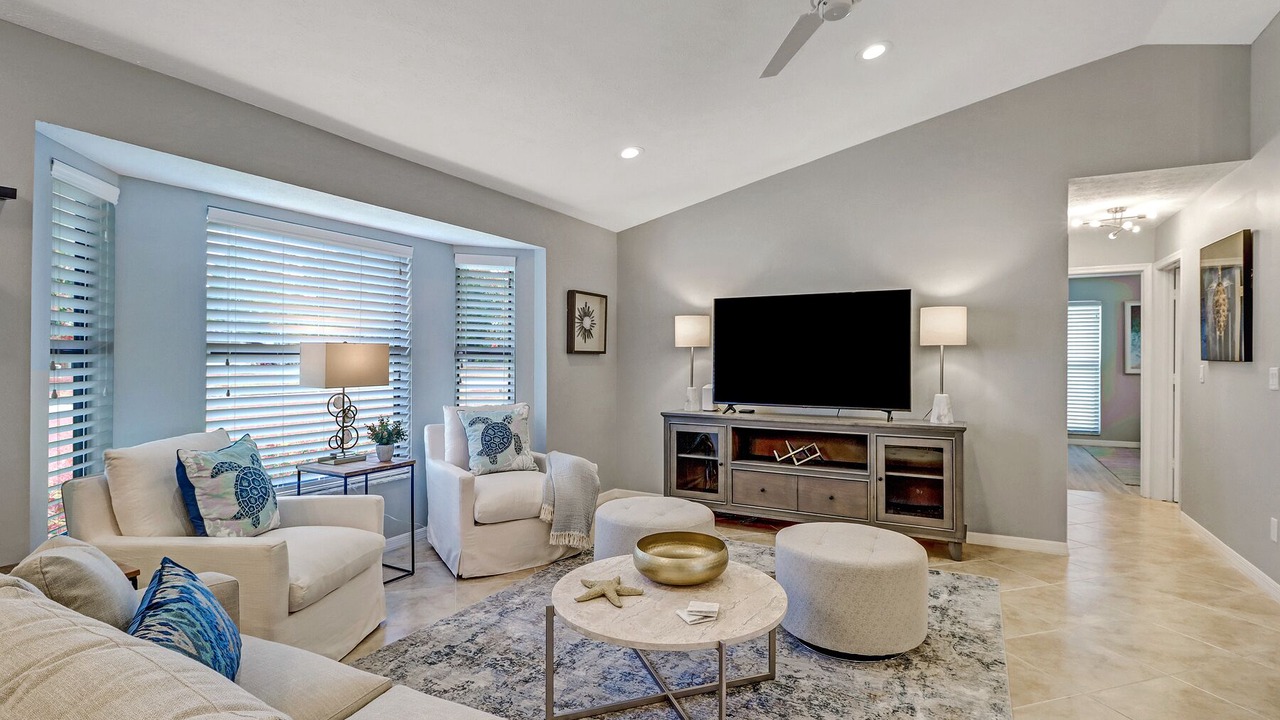 Photo of Livingroom in Willoughby Acres