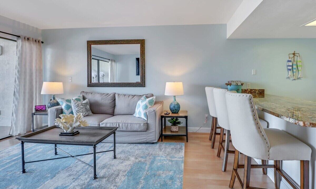 Photo of Livingroom in Vanderbilt Beach