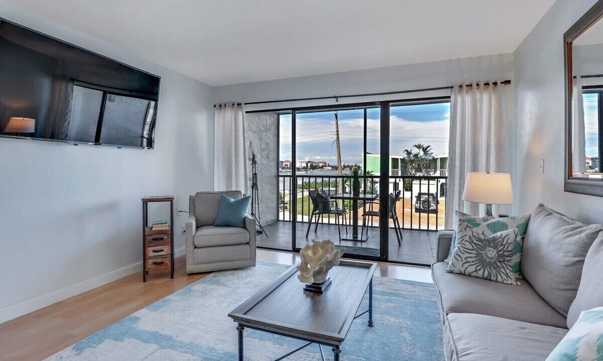 Photo of Livingroom in Vanderbilt Beach