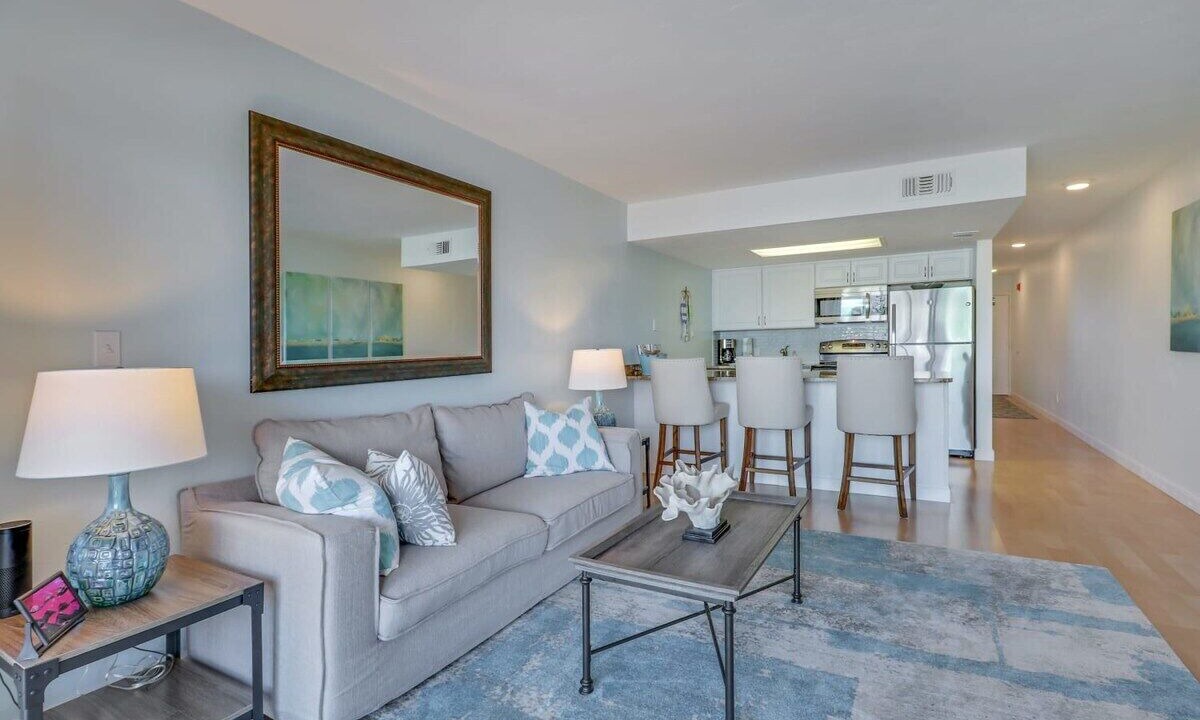 Photo of Livingroom in Vanderbilt Beach