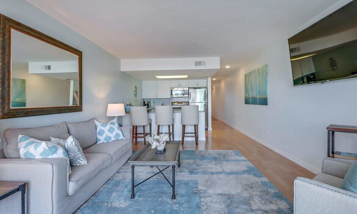 Photo of Livingroom in Vanderbilt Beach