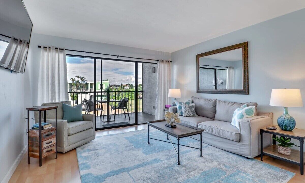 Photo of Livingroom in Vanderbilt Beach