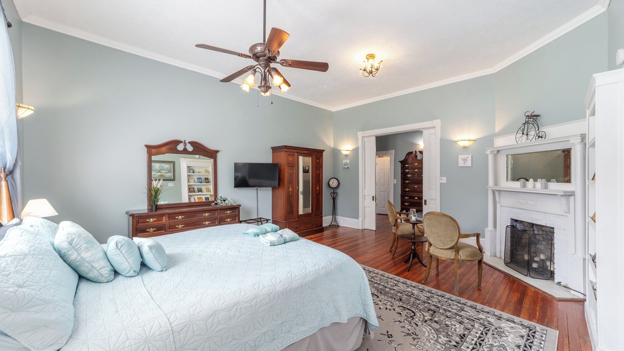 Photo of Livingroom in Historic District