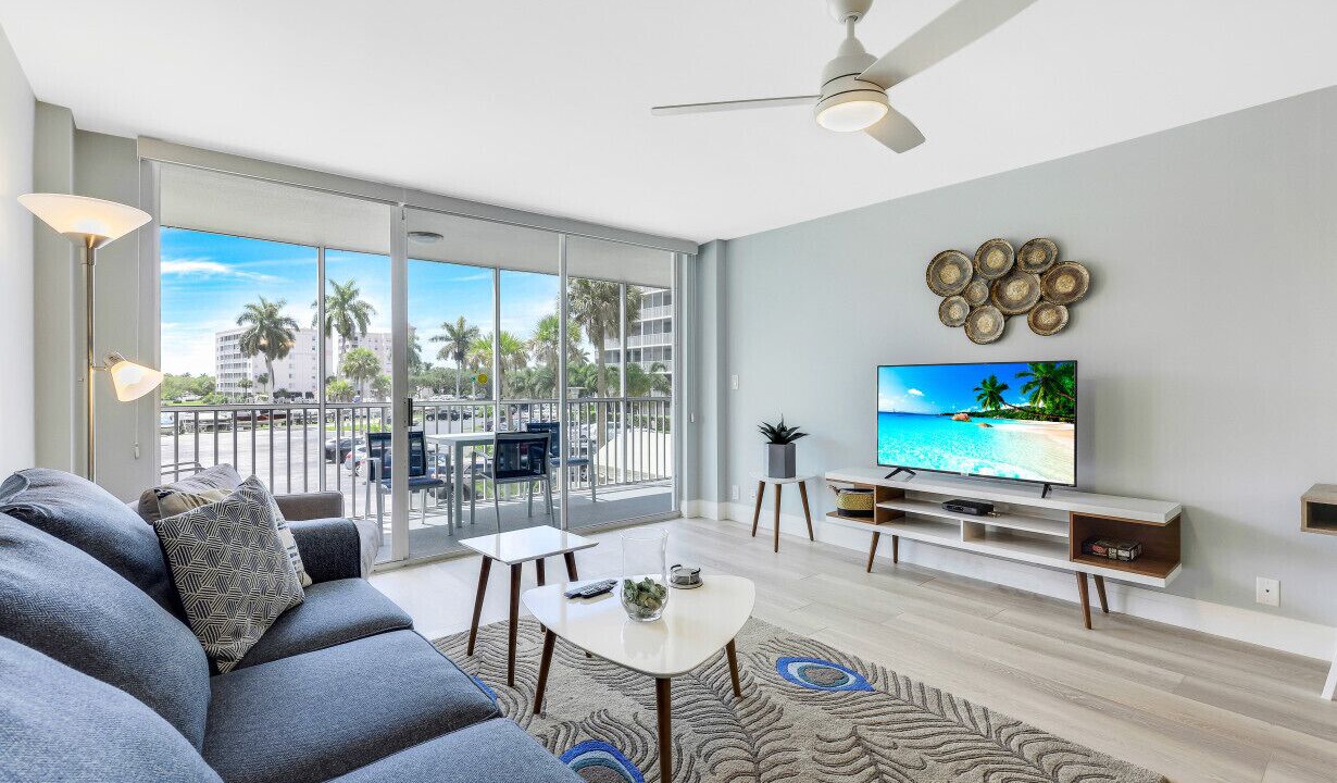 Photo of Livingroom in Vanderbilt Beach