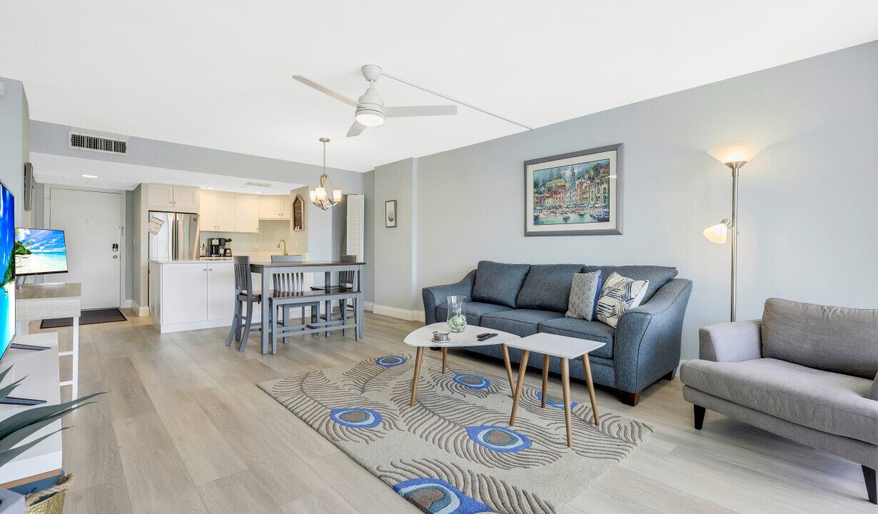Photo of Livingroom in Vanderbilt Beach