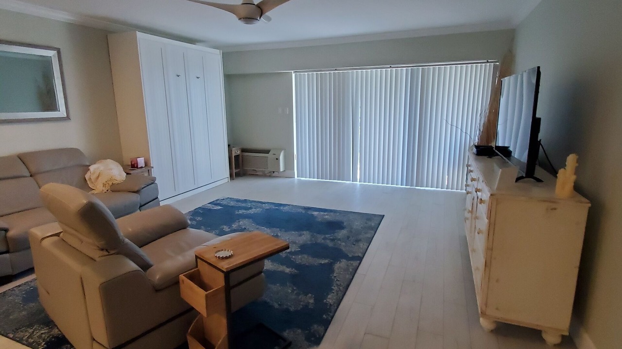 Photo of Livingroom in Vanderbilt Beach