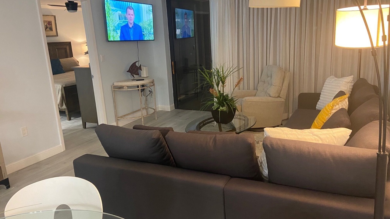 Photo of Livingroom in Vanderbilt Beach
