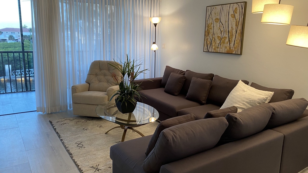 Photo of Livingroom in Vanderbilt Beach