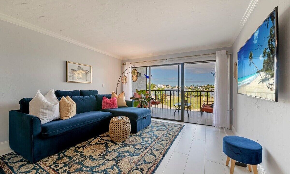 Photo of Livingroom in Vanderbilt Beach