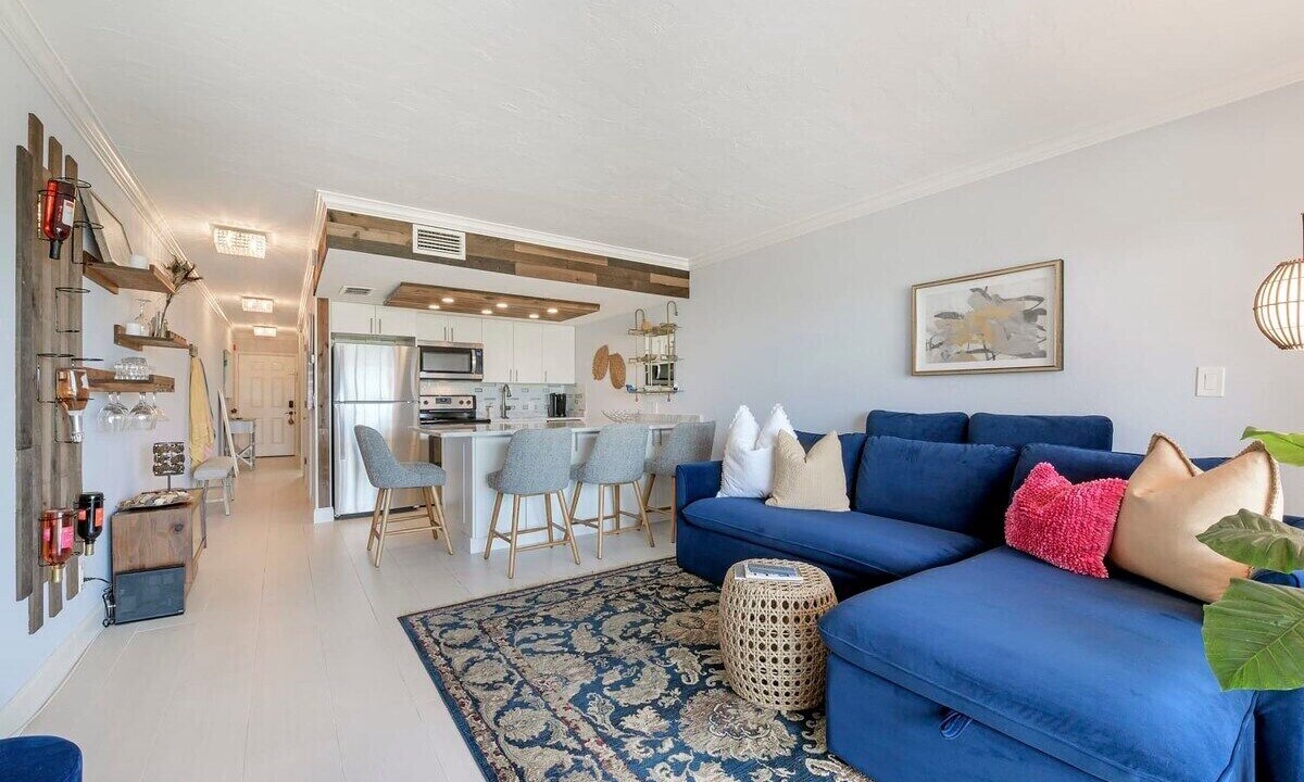 Photo of Livingroom in Vanderbilt Beach
