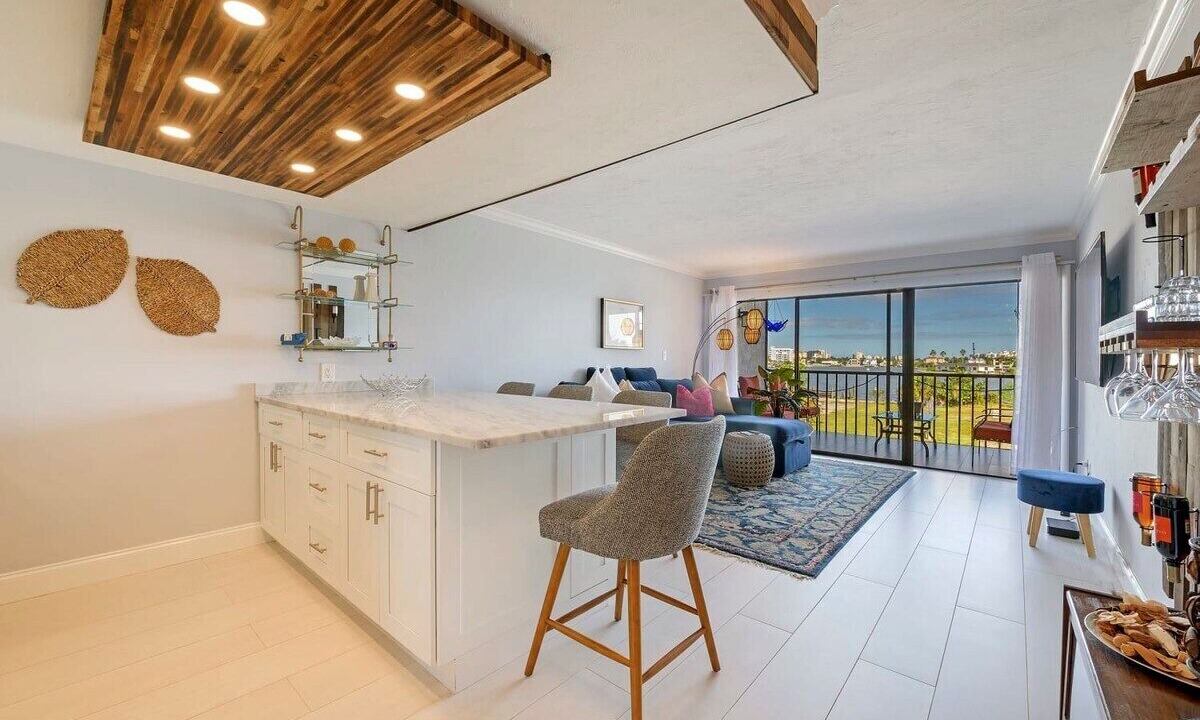 Photo of Livingroom in Vanderbilt Beach