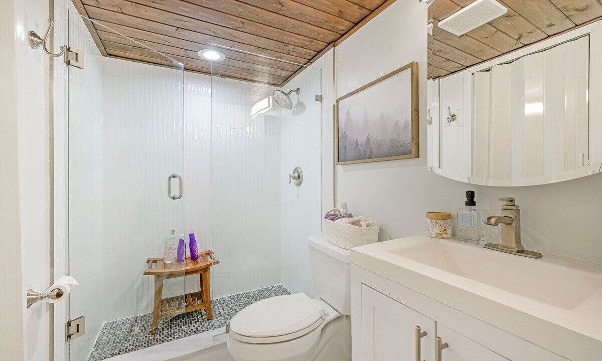 Photo of Bathroom in Vanderbilt Beach