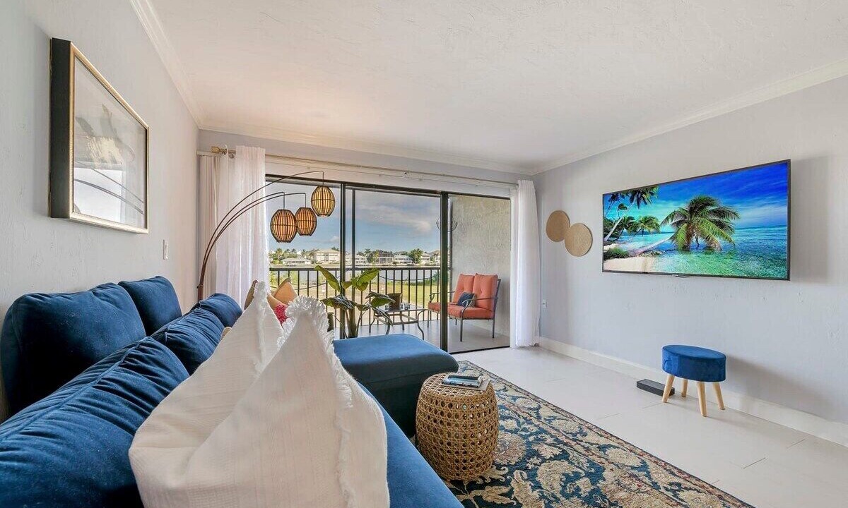 Photo of Livingroom in Vanderbilt Beach