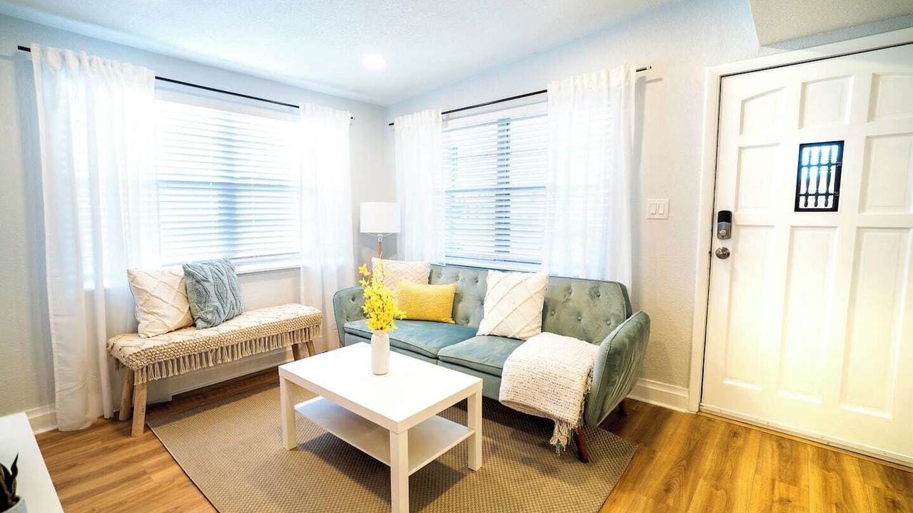 Photo of Livingroom in Carver City - Lincoln Gardens