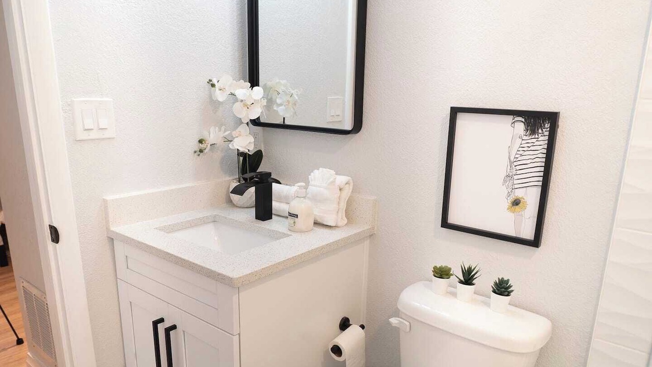 Photo of Bathroom in Carver City - Lincoln Gardens