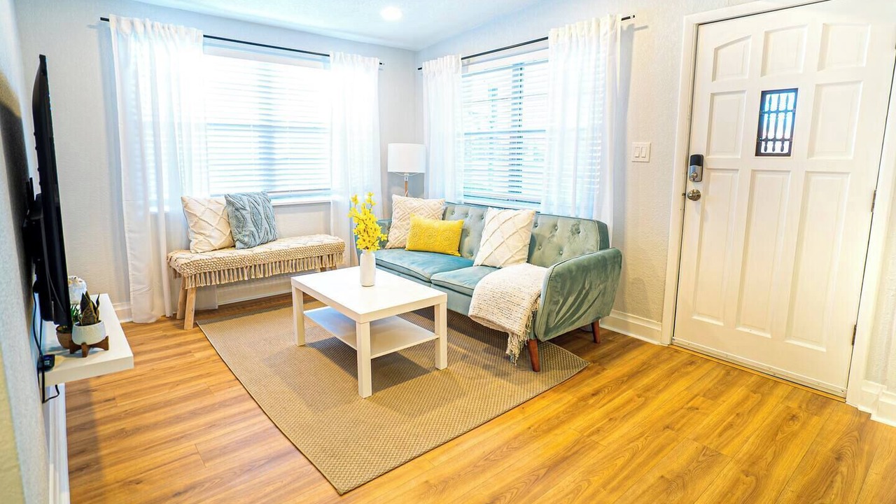 Photo of Livingroom in Carver City - Lincoln Gardens