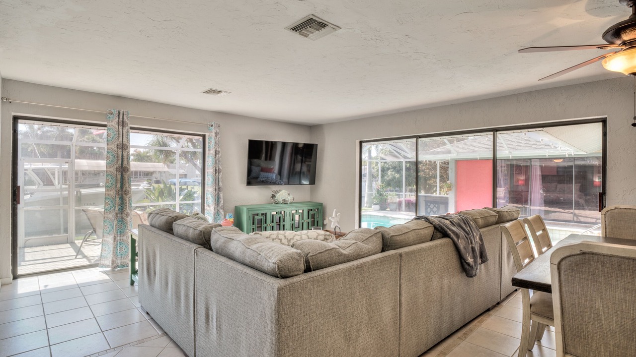Photo of Livingroom in Yacht Club