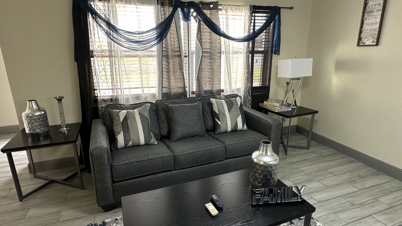 Photo of Livingroom in Oak Ridge