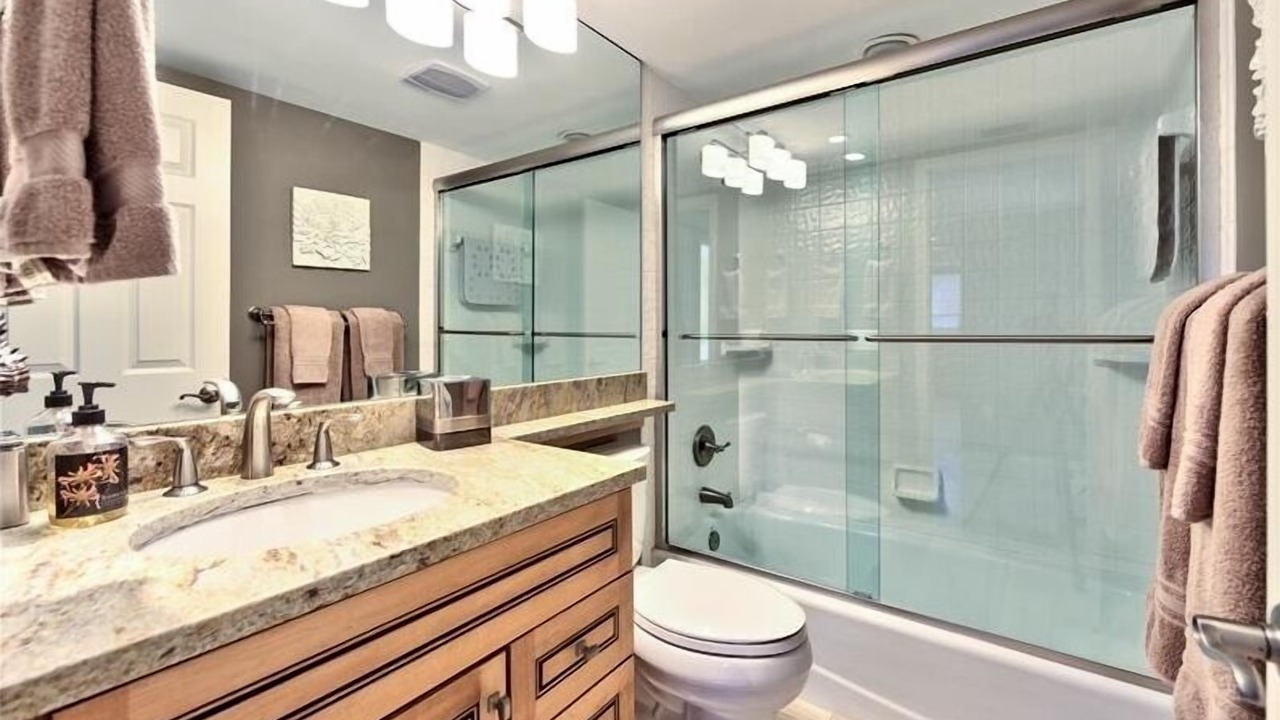 Photo of Bathroom in Park Shore