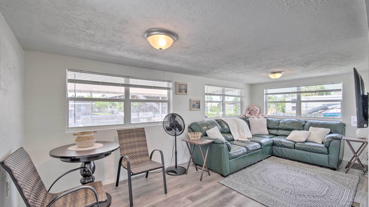 Photo of Livingroom in Signal Cove