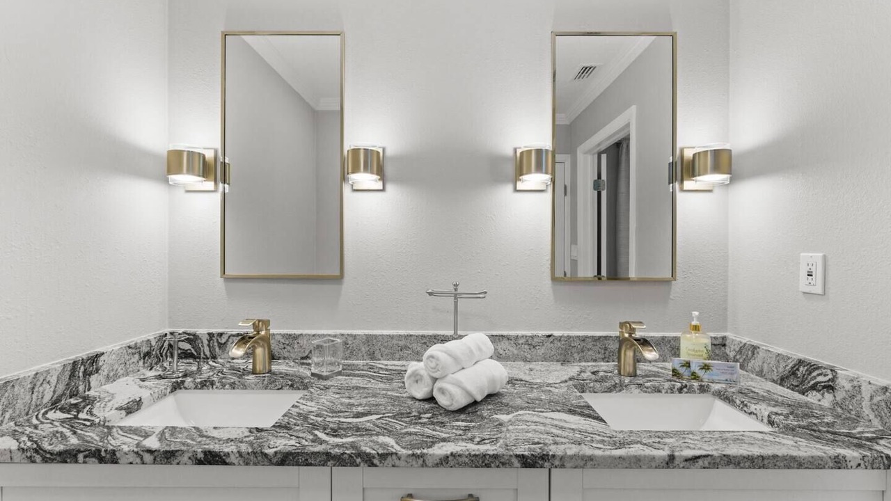Photo of Bathroom in Carver City - Lincoln Gardens