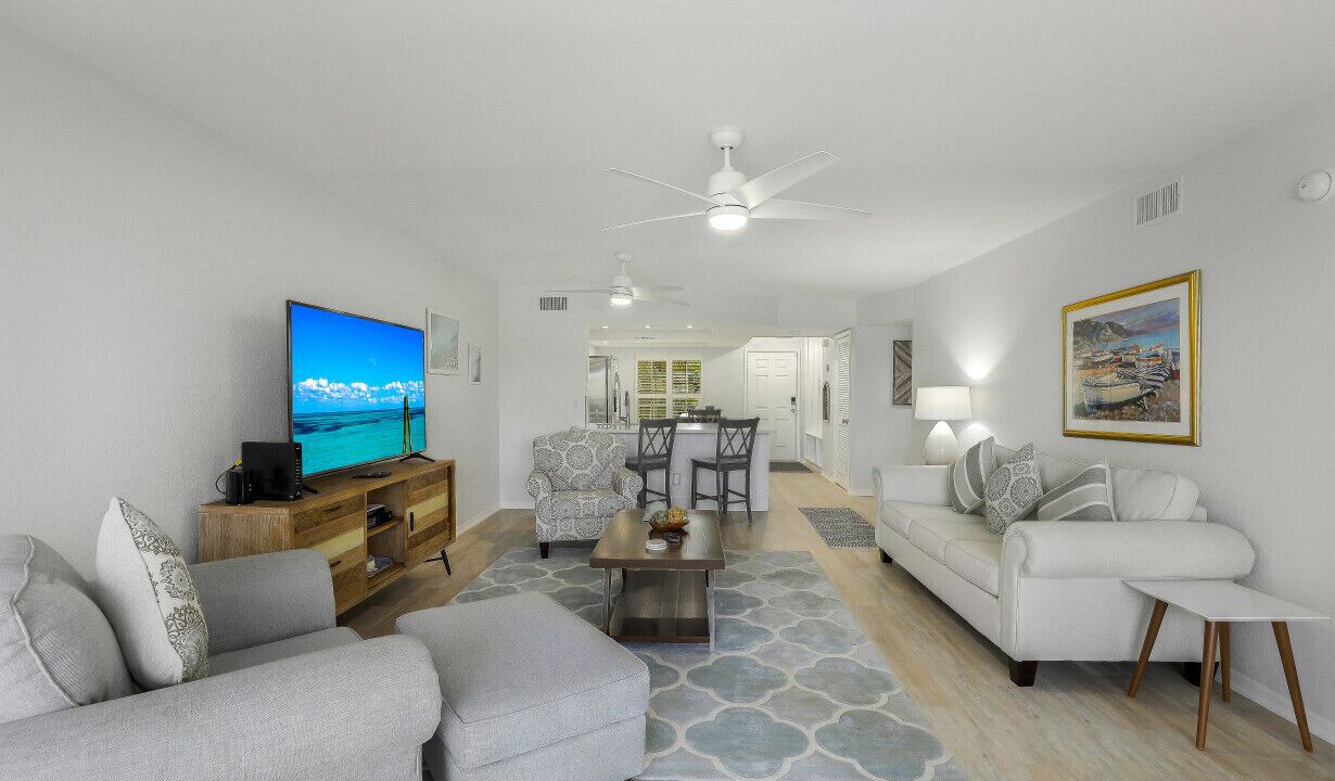 Photo of Livingroom in Vanderbilt Beach