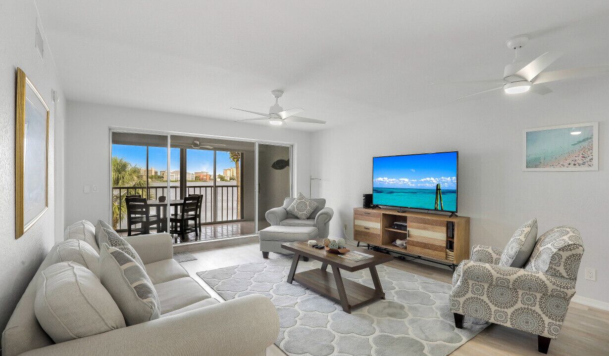 Photo of Livingroom in Vanderbilt Beach