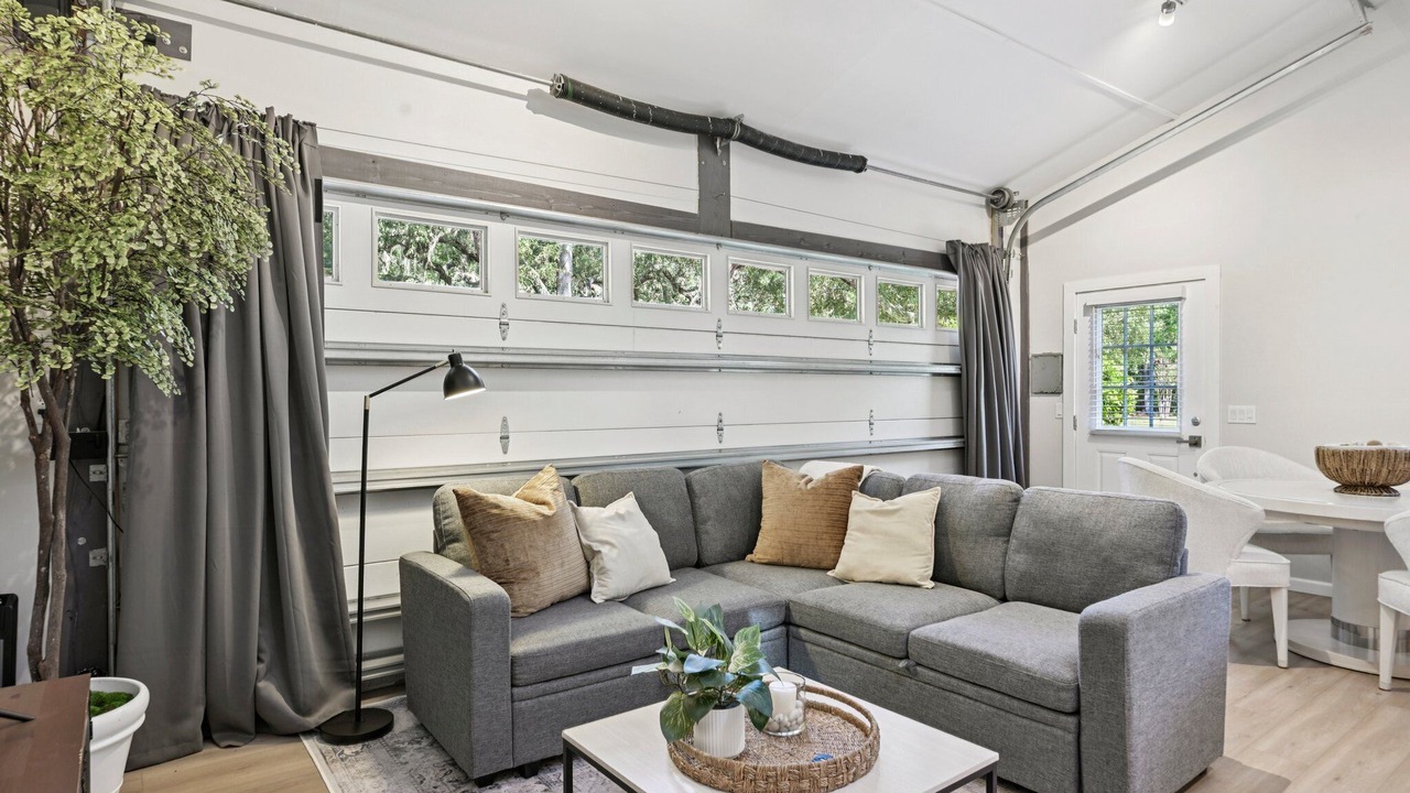 Photo of Livingroom in Mandarin