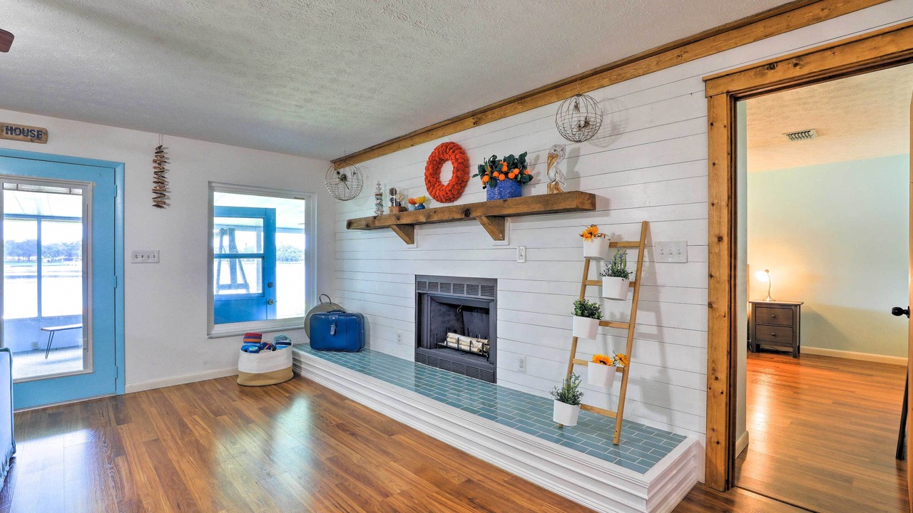 Photo of Livingroom in Crooked Lake