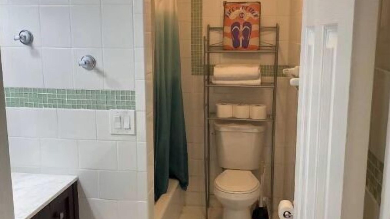Photo of Bathroom in Bayshore Gardens