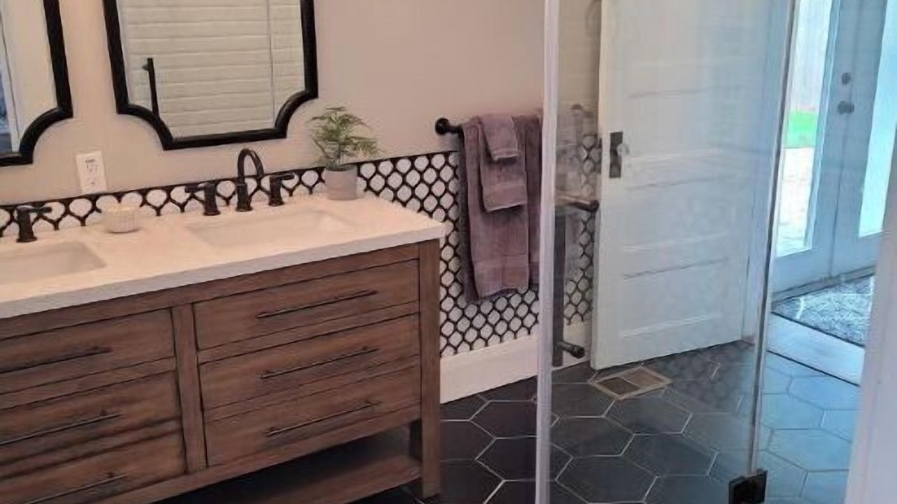 Photo of Bathroom in Bayshore Gardens