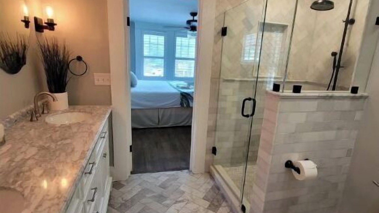 Photo of Bathroom in Bayshore Gardens