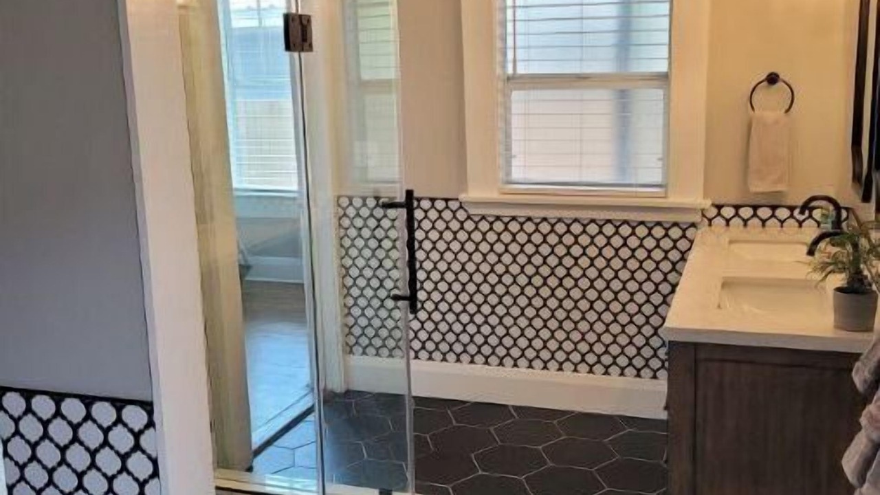 Photo of Bathroom in Bayshore Gardens