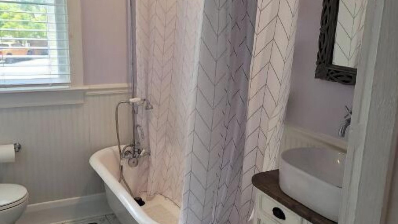 Photo of Bathroom in Bayshore Gardens
