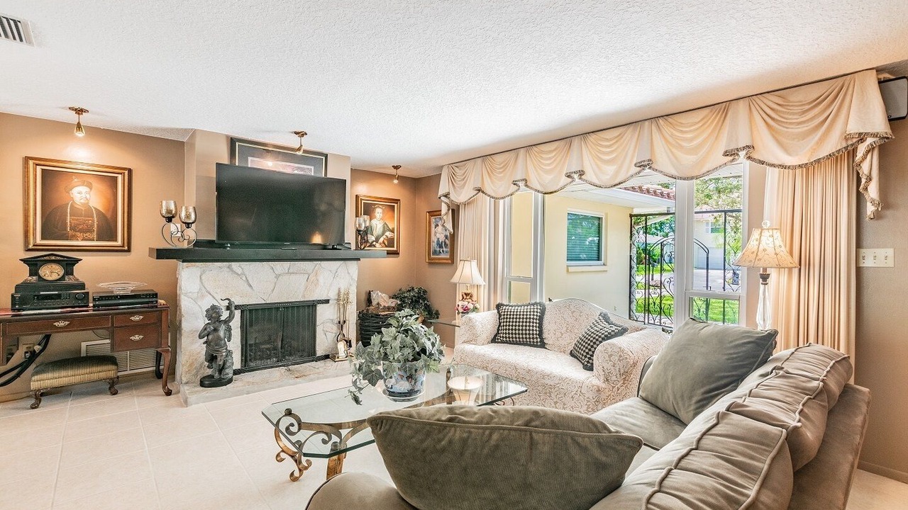 Photo of Livingroom in Baywood Village