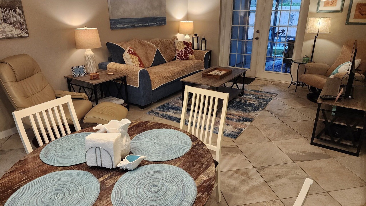 Photo of Livingroom in Bay Towne East