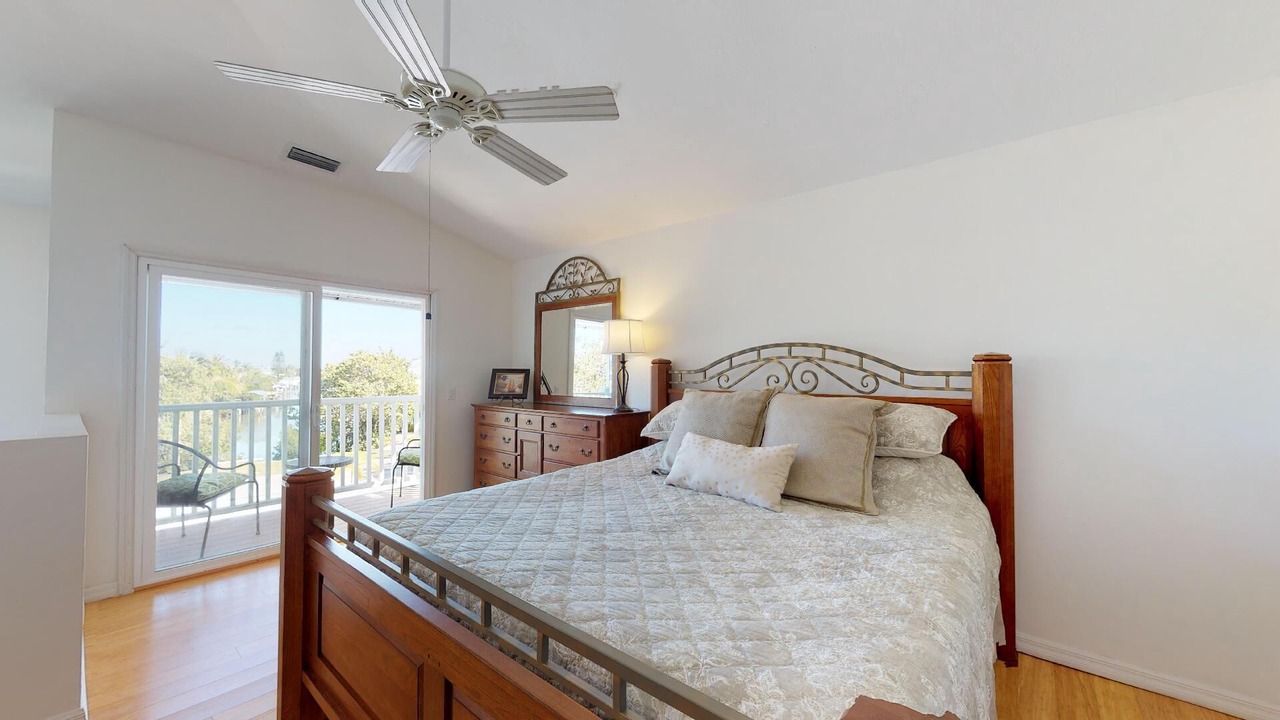 Photo of Bedroom in Mid Island