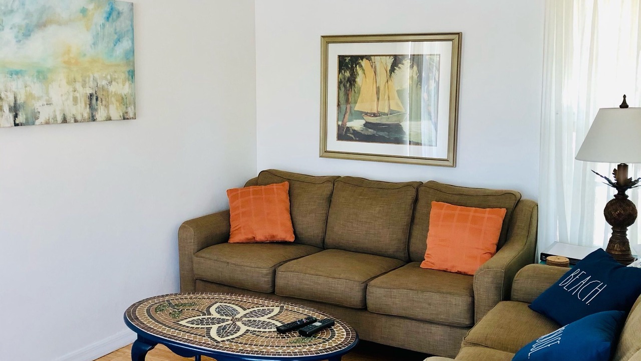 Photo of Livingroom in Mid Island