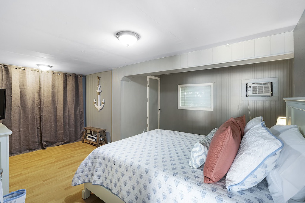 Photo of Bedroom in Mid Island