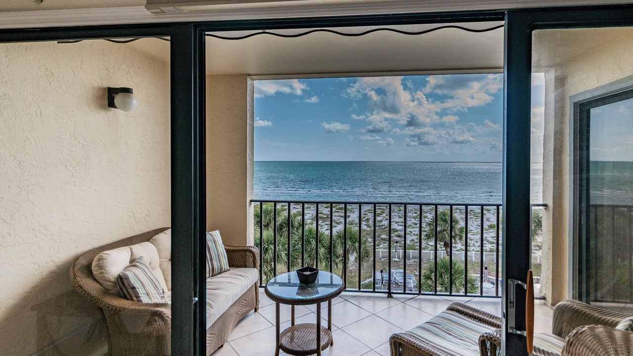 Photo of Livingroom in Golden Beach
