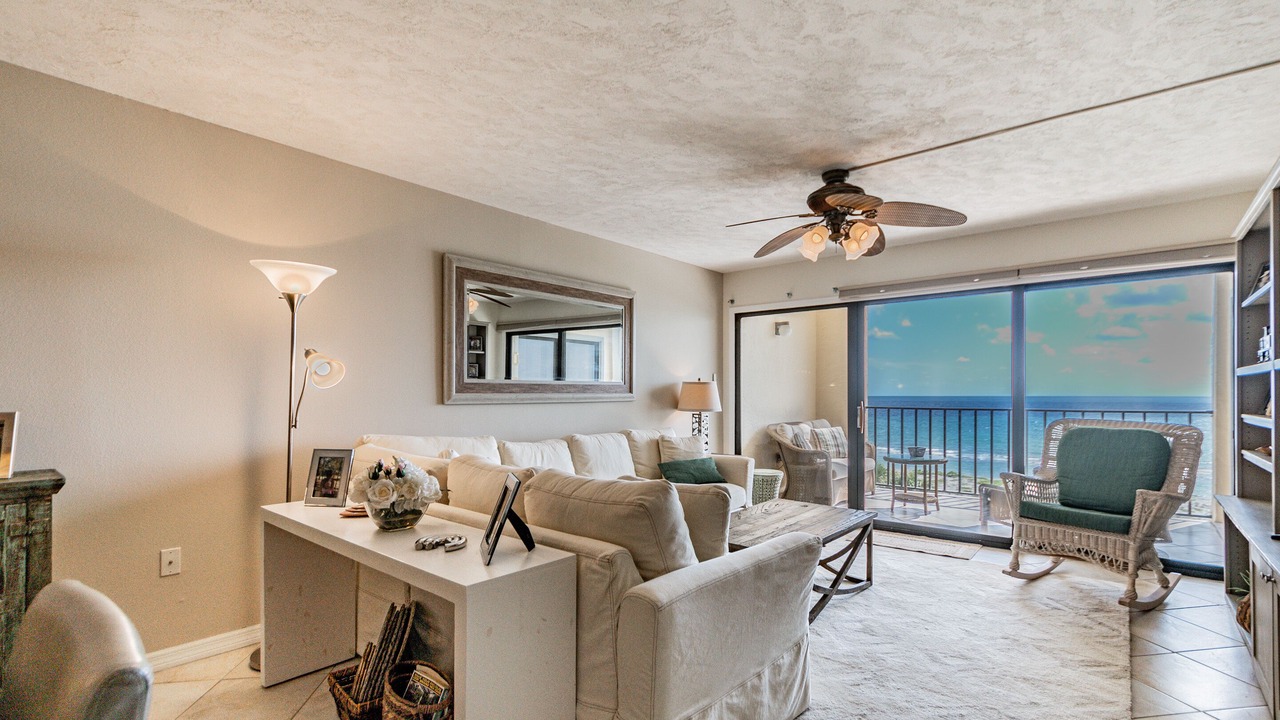 Photo of Livingroom in Golden Beach